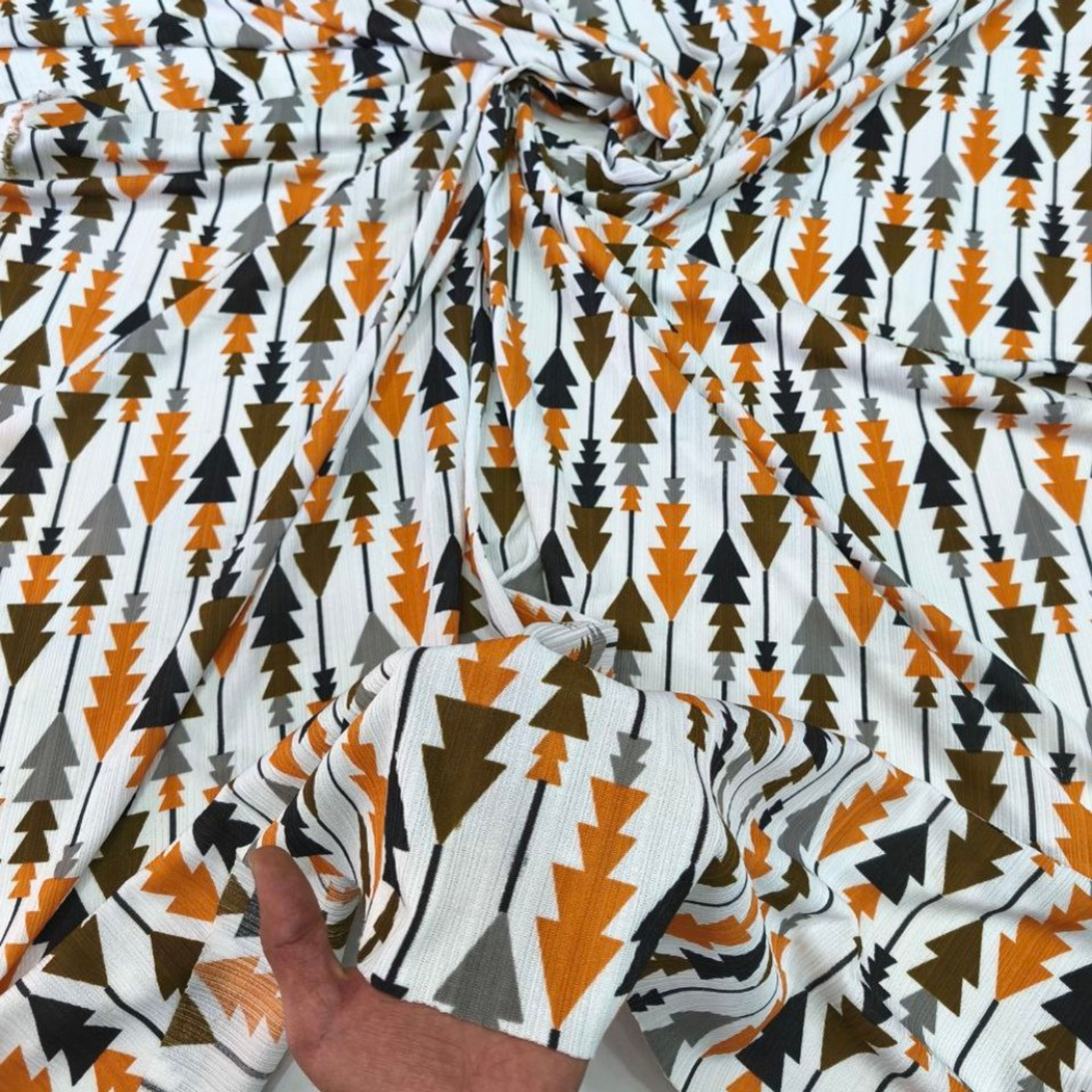 فروش اینترنتی پارچه ریون کریشه طرح کاج 2