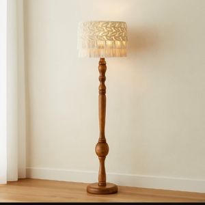 خرید اینترنتی آباژور ایستاده چوبی با شید مکرومه مدل برگ یا رویش