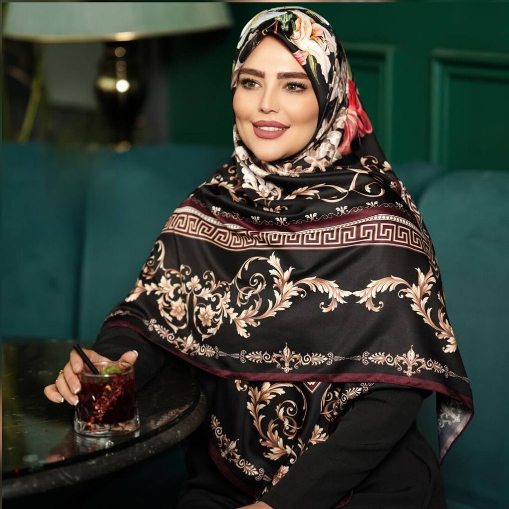 خرید انلاین روسری ابریشم توییل طرح کلاسیک گل‌دار – قواره 140 کد15