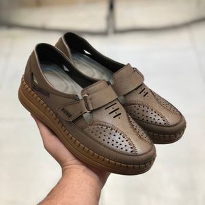 مشخصات کفش طبی زنانه چسبی تابستونه رنگ گردویی