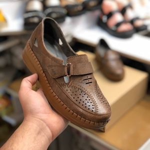خرید انلاین کفش طبی زنانه چسبی رنگ گردویی