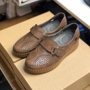 فروش اینترنتی کفش طبی زنانه چسبی رنگ گردویی