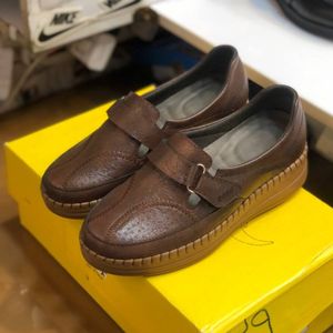 خرید آنلاین کفش طبی چرم زنانه چسبی رنگ قهوه ای