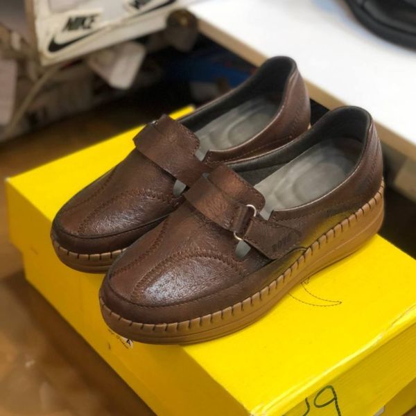 کفش طبی چرم زنانه چسبی رنگ قهوه ای