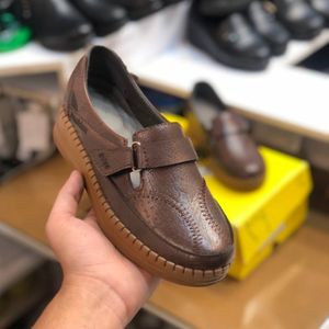 مشخصات کفش طبی چرم زنانه چسبی رنگ قهوه ای