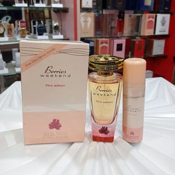 عطر جذاب زنانه باربری ویکند فراگرنس ورد بهمراه اسپری رایگان
