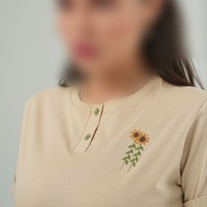 خرید انلاین تیشرت زنانه یقه سه دکمه گلدوزی شده