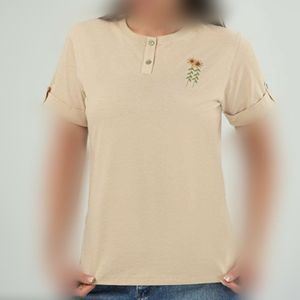 خرید اینترنتی تیشرت زنانه یقه سه دکمه گلدوزی شده