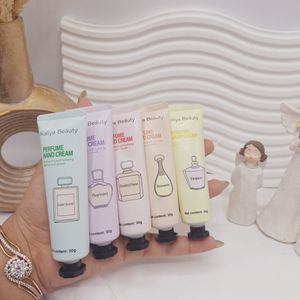 مشخصات پک کرم دست 5 تایی مرطوب کننده کیفی طرح پرفیوم (عطر) برند کایلی بیوتی