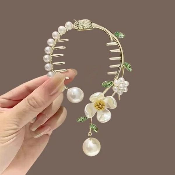 گیره گوجه ای شکوفه سفید