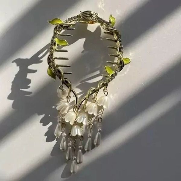 گیره گوجه ای شکوفه