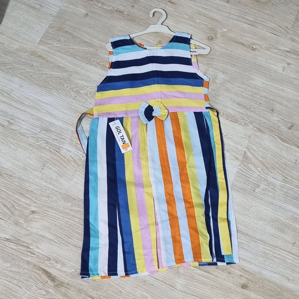 خرید اینترنتی پیراهن دخترانه پارچه ای رنگارنگ مناسب برای استایل شاد و کودکانه