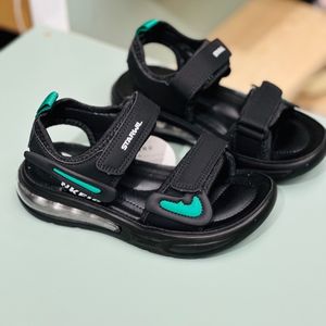 خرید اینترنتی قیمت صندل بچگانه اسپرت طرح کپسولی جردن برند Kids کد 4012601