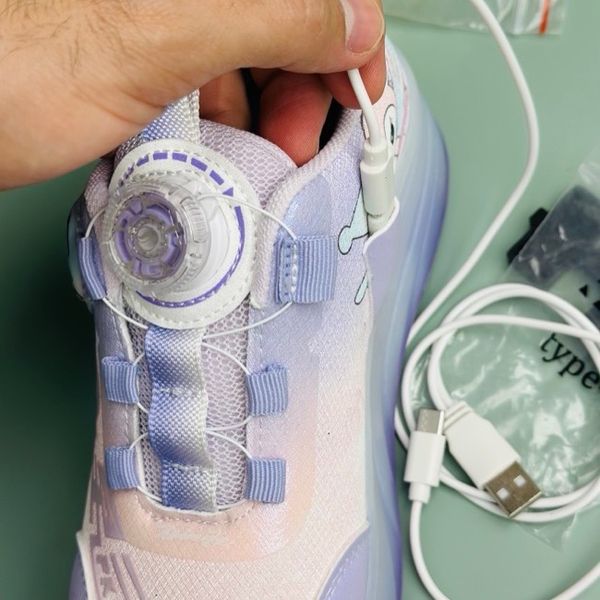 کتونی دخترانه اسکیتی چراغدار طرح پروانه برند KIDS KING کد 4022801