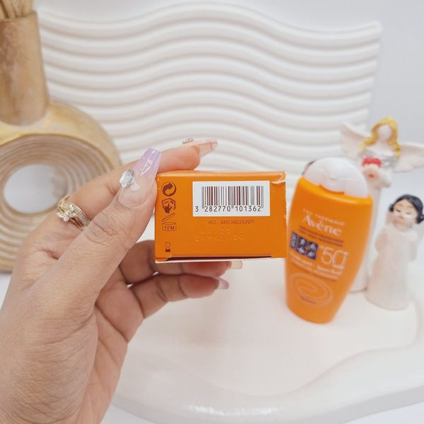 ضد آفتاب بی رنگ اسپورت SPF50 برند Avène