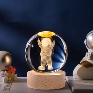 خرید اینترنتی چراغ خواب گوی کریستالی فوق العاده زیبا طرح فضانورد