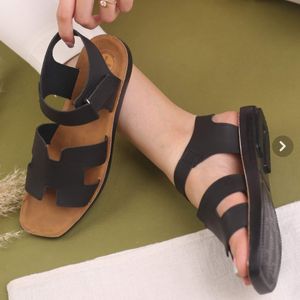 مشخصات صندل هرمس دخترانه برند مرداس رنگ مشکی
