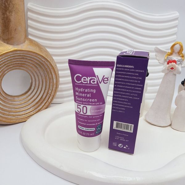 کرم ضد آفتاب معدنی آبرسان SPF 50 مناسب برای پوست های حساس برند سراوی Cerav