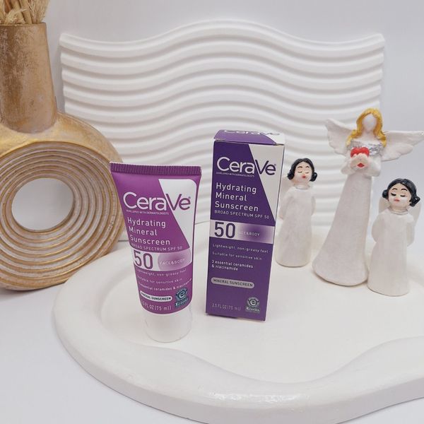 کرم ضد آفتاب معدنی آبرسان SPF 50 مناسب برای پوست های حساس برند سراوی Cerav
