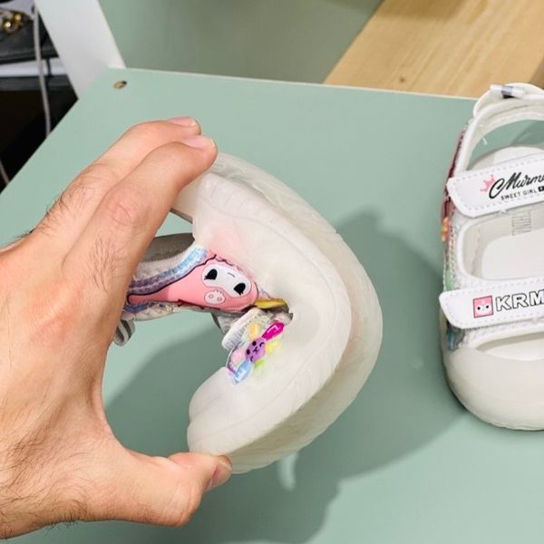 صندل بچگانه طرح کرومی گل برند A+B کد 4022901