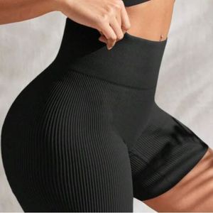 مشخصات شلوارک ورزشی زنانه