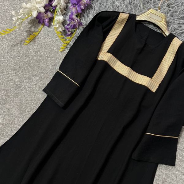 عبایی زنانه طرح نوار طلایی