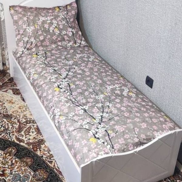 ملحفه یک نفره شکوفه زمینه کرم قهوه ای نسکافه ای روتختی یک نفره کرم شکوفه