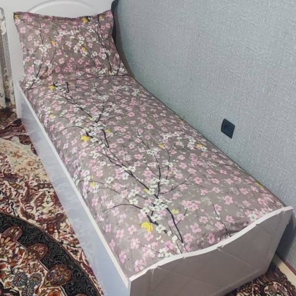 ملحفه یک نفره شکوفه زمینه کرم قهوه ای نسکافه ای روتختی یک نفره کرم شکوفه