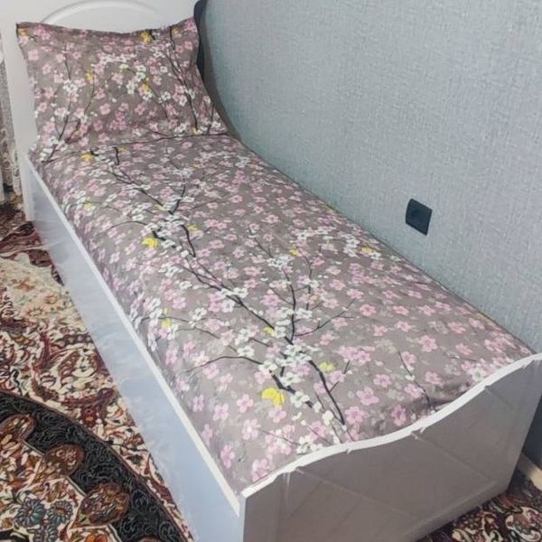 ملحفه یک نفره شکوفه زمینه کرم قهوه ای نسکافه ای روتختی یک نفره کرم شکوفه