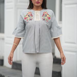 خرید اینترنتی شومیز نخی چین دار گلدوزی زنانه