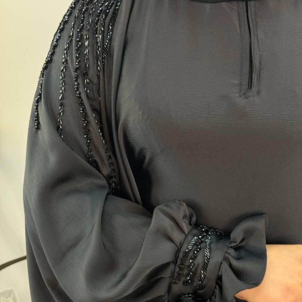 خرید اینترنتی عبایی زنانه طرح سرشونه نگین مشکی