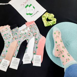 فروش اینترنتی جوراب ساقدار زنانه رو شیشه ای گلدار