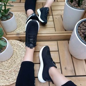 خرید اینترنتی کفش جورابی زنانه مدل وینیتو رنگ مشکی زیره سفید