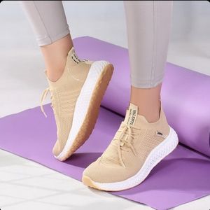خرید انلاین کفش جورابی زنانه مدل وینیتو رنگ کرم