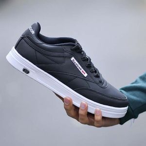 مشخصات کفش ورزشی Reebok مردانه مدل Flag