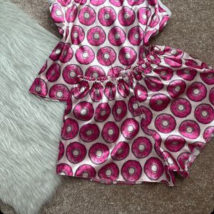 مشخصات ست تاپ و شلوارک ساتن طرحدار