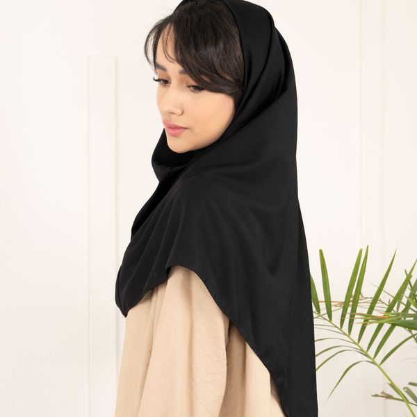 مقنعه مشکی پاد