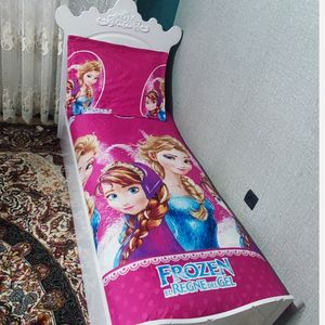 مشخصات نیم ست دوتیکه تخت یکنفره عروسکی طرح السا انا صورتی