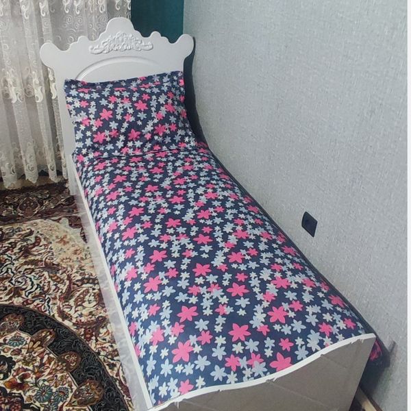 نیم ست دوتیکه ملحفه کشدوزی گلدار صورتی زمینه طوسی تک نفره