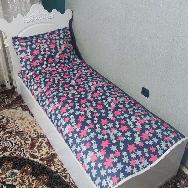 نیم ست دوتیکه ملحفه کشدوزی گلدار صورتی زمینه طوسی تک نفره