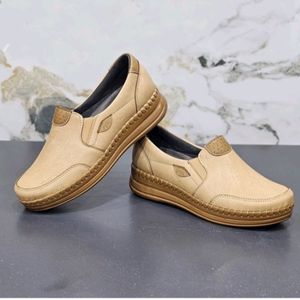 فروش اینترنتی کفش زنانه مدل آهو کفی طبی و خارپاشنه رنگ کرم