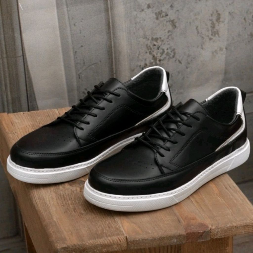 خرید انلاین کفش اسپرت مردانه مدل میلاد رنگ مشکی سفید