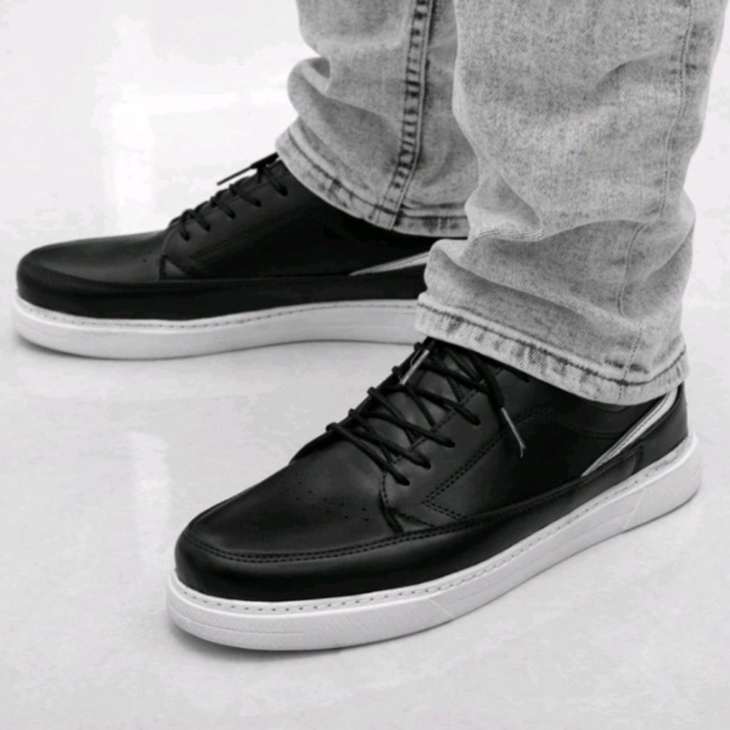 خرید انلاین کفش اسپرت مردانه مدل میلاد رنگ مشکی سفید