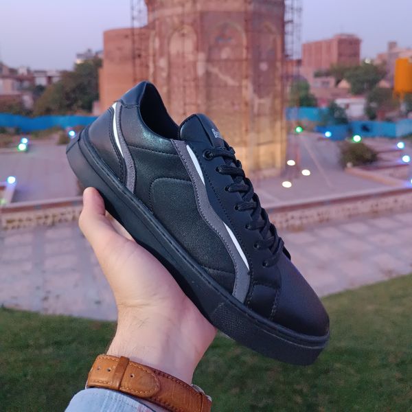 کتونی مردانه برشکا مشکی کیفیت بالا(تخفیف خورده)