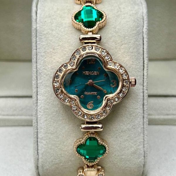 ساعت زنانه نگین رنگی