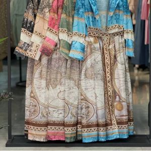 خرید اینترنتی مانتو بلند مزونی کمربنددار رنگی