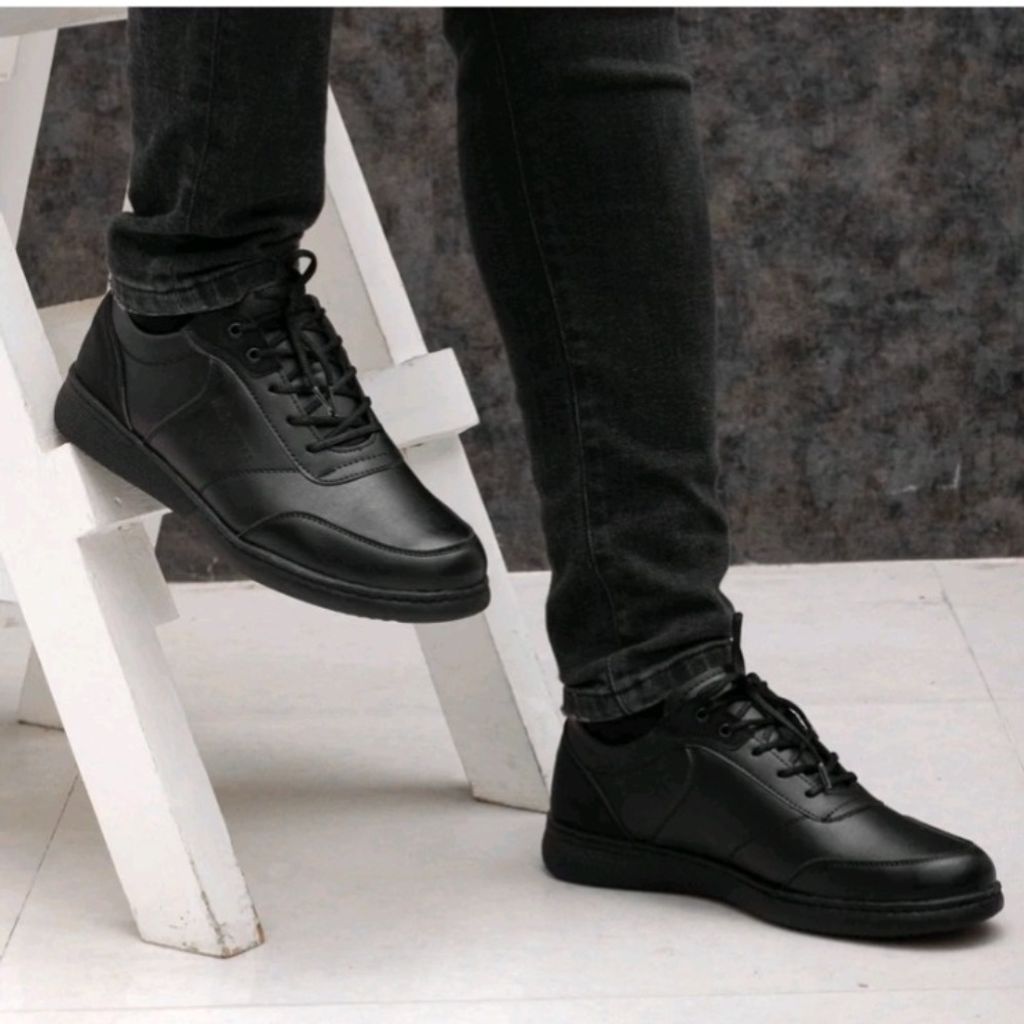 فروش اینترنتی کفش اسپرت مردانه مدل شاتل رنگ تمام مشکی