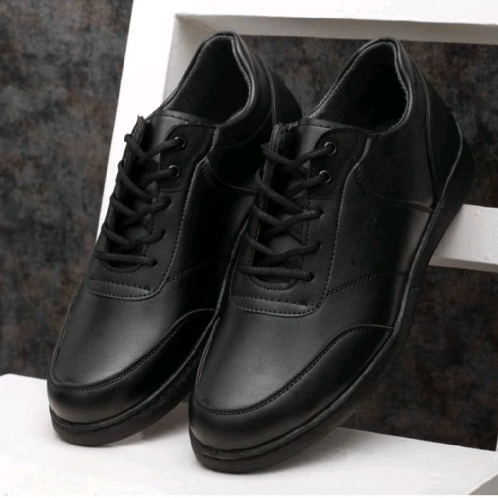 خرید اینترنتی کفش اسپرت مردانه مدل شاتل رنگ تمام مشکی