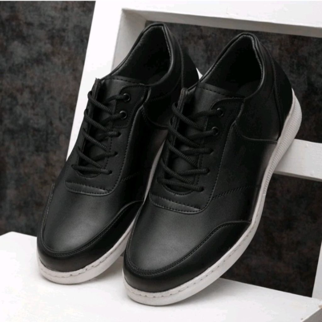 خرید انلاین کفش اسپرت مردانه مدل شاتل رنگ مشکی زیره سفید