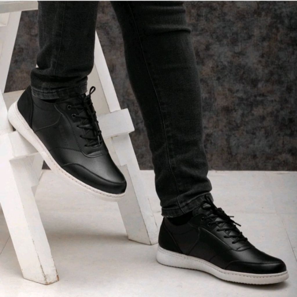 مشخصات کفش اسپرت مردانه مدل شاتل رنگ مشکی زیره سفید